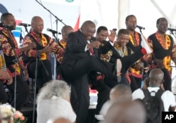 Južnoafrički predsjednik Cyril Ramaphosa pleše uz muziku dok prisustvuje proslavi Dana slobode u Pretoriji, Južna Afrika, u subotu, 27. aprila 2024.