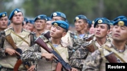Казахстанские солдаты маршируют в честь начала военных учений "Степной орел - 2011". Алматы, 8 августа 2011 года. Иллюстративное фото.