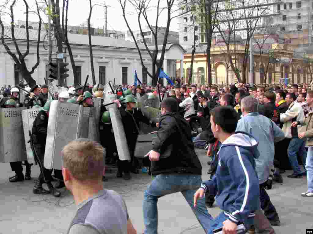 Caption: epa01690562 Moldovan demonstrators clash with riot police during an anti-communist rally in Chisinau, Moldova, 07 April 2009. Thousands of anti-communists protesters, most of them students, gathered to contest parliamentary elections results, asking for new elections. Although Moldova's ruling communist party gained enough votes to hold on to power in parliament on 05 April 2009, they lacked the number of seats to install a new presiden