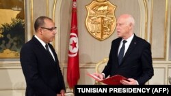 قیس سعید رئیس‌جمهور تونس (راست) و هشام مشیشی نخست‌وزیر تازه برکنار شده تونس