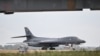 ABŞ-nyň Howa güýçleriniň B-1 Lancer bombalaýjy uçary Angliýanyň günorta-günbataryndaky Feýrford şäherinde ýerleşýän RAF Feýrford bazasynyň uçarlaryň durýan meýdançasynda. Geçen aýyň ahyry.