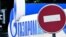 Мәскеудегі жанармай станцияларының бірінде ілулі тұрған ресейлік "Газпром" компаниясының белгісі. Мәскеу, 11 шілде 2022 жыл.