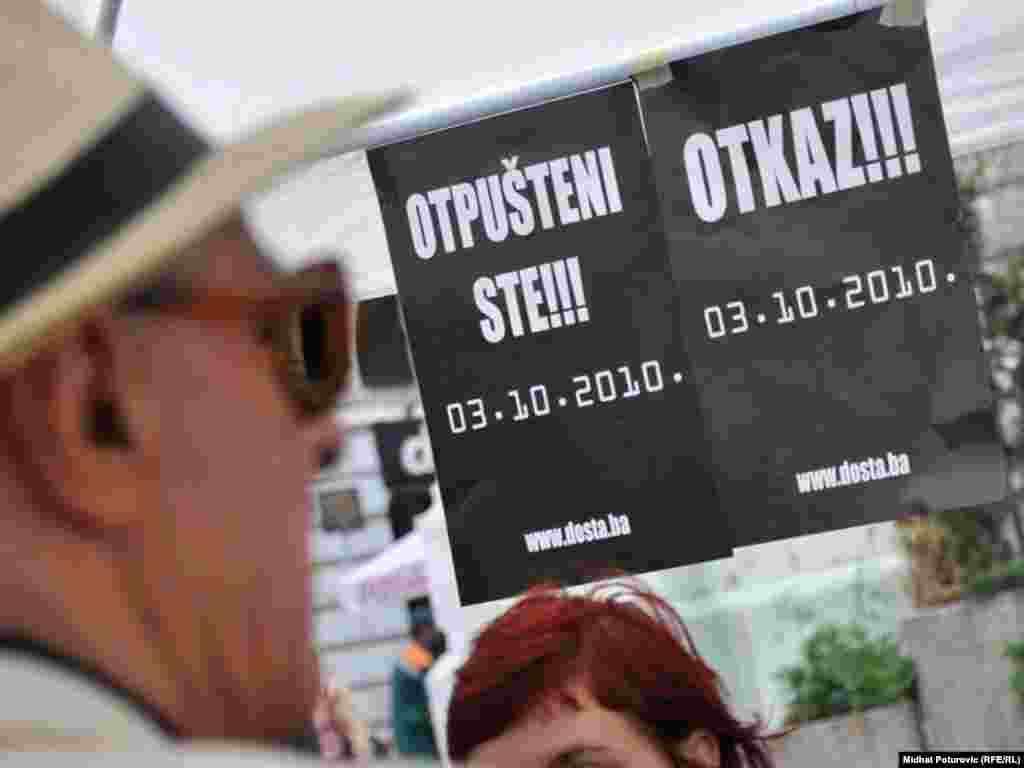 Pokret “Dosta!” na trgu ispred sarajevske Katedrale, započeo je kampanju “Otpušteni ste!”. Kako navode iz ovog pokreta cilj kampanje je informiranje građana o neradu i kriminalu vladajućih političkih partija te motiviranje mladih da u što većem broju izađu na izbore i uzmu stvari u svoje ruke, 14.09.2010. Foto: Midhat Poturović 