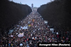 Массовая демонстрация в Берлине с призывом противостоять ультраправым силам и партии AfD. 2 февраля 2025 года