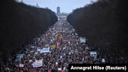 Peste 160.000 de oameni au demonstrat duminică la Berlin împotriva a ceea ce consideră a fi recrudescența extremei-drepte. Proteste mari au avut loc și în alte orașe germane. 