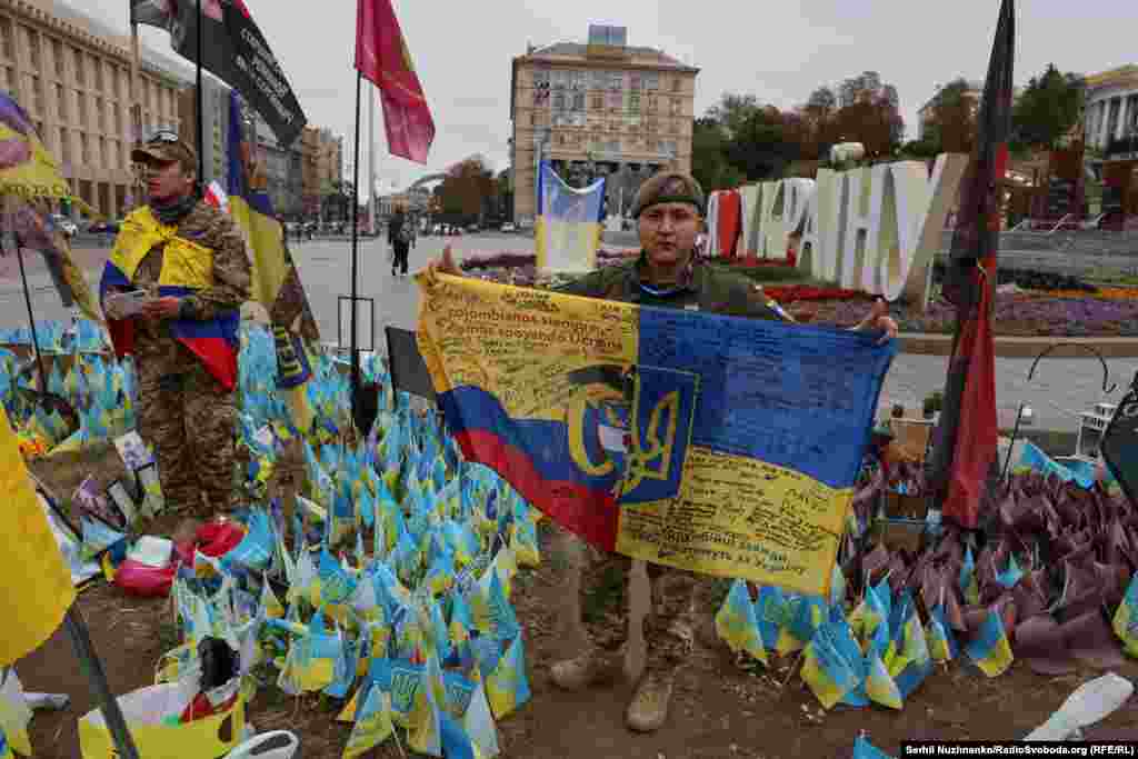 Бойовий прапор з піписами... На Майдані Незалежності у Києві у День захисників та захисниць України. 1 жовтня 2024 року