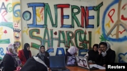Kabulda zenanlara niýetlenen Internet kafe, 2012-nji ýyl.