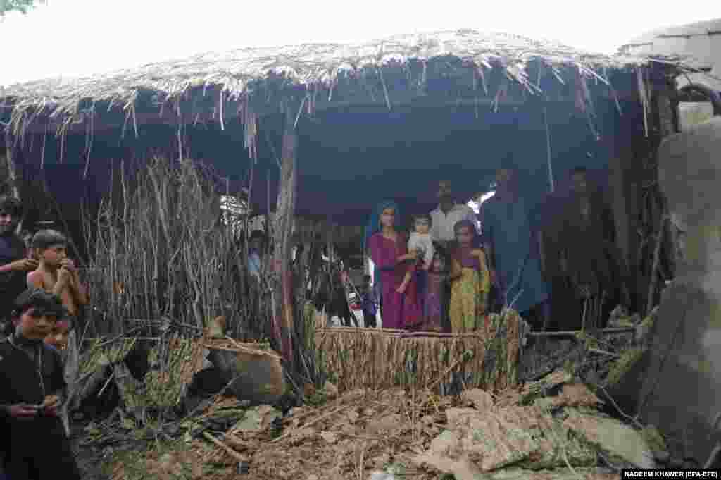 People affected by the monsoon rains live in temporary shelters as they wait for relief in the city Badin in Pakistan&#39;s Sindh Province.