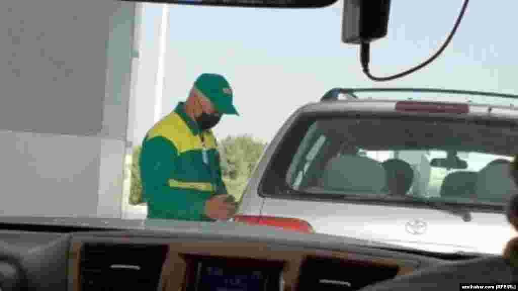 Ýangyç guýulýan stansiýanyň işgäri. Aşgabat, aprel, 2021.