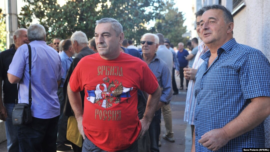 Pristalice opozicionog Demokratskog fronta čijim se liderima sudi, juče ispred sudnice u Podgorici 