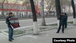 Леонид Волков проводит пикет в поддержку журналиста Олега Кашина
