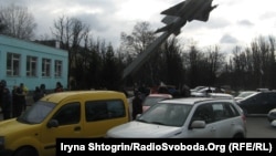 Заблокований автомобілями вхід до військової частини у Василькові