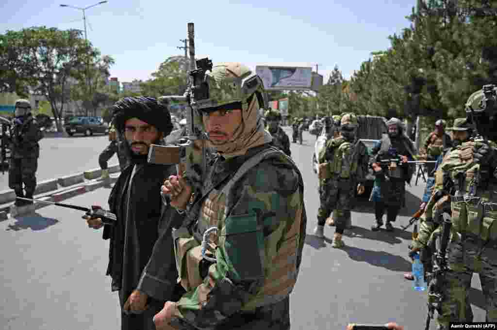 Luptatorii talibani purtând căști balistice de ultimă generație și arme fabricate în SUA, la un punct de control din Kabul pe 29 august.