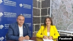 «Քաղաքացիական պայմանագրի» պատգամավորներ Կարեն Սարուխանյանն ու Էմմա Պալյանը, լուսանկարը՝ Պալյանի ֆեյսբուքյան էջից