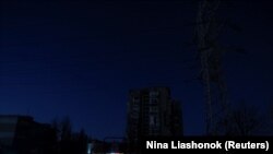 Жители Одессы стоят возле одного из ресторанов, который работает на генераторе, после того, как критически важная гражданская инфраструктура города пострадала от недавних российских ракетных и беспилотных атак. 13 декабря 2025 года.