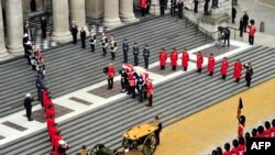 Маргарет Тэтчер җәсады Лондонның Изге Павел чиркәвенә алып керелә