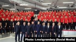 Мемлекеттік кеңесші Ерлан Қарин (ортада) "Дала қырандары" жастар ұйымы мүшелерімен бірге тұр. Астана, 4 қаңтар, 2026 жыл. "Дала қырандары" ұйымының Telegram-арнасындағы фото.