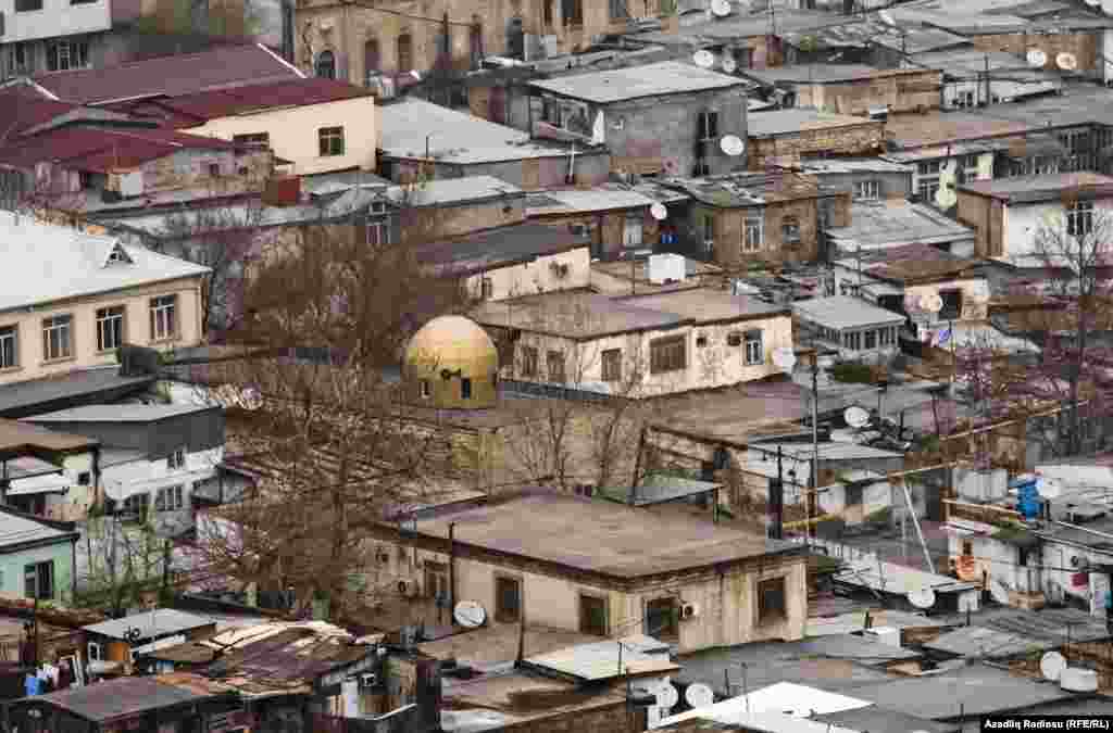 Uzun illərdir burada yaşayan Məcid Soltanov deyir, məhəllədəki evlərin evlərin yaşı 100 ildən çoxdur, təhlükəli durumdadır. &nbsp;