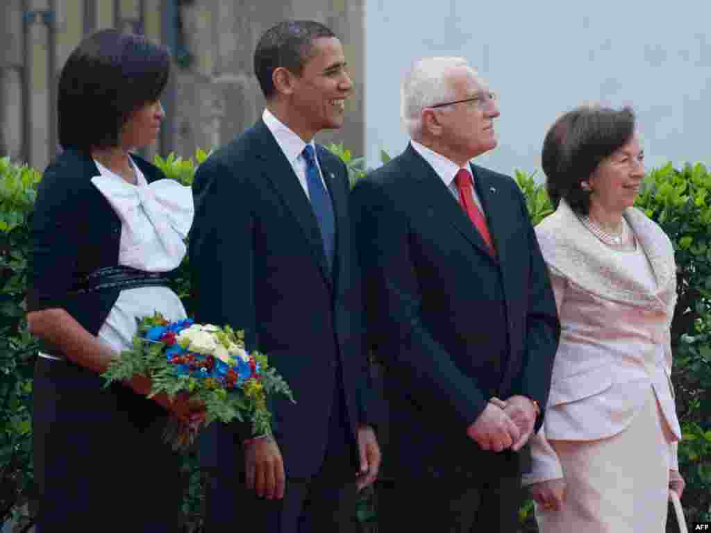 Predsednici i prve dame - Češki predsednik Vaclav Klaus sa suprugom Livijom Klausovom (desno) i predsednik SAD Barak Obama sa suprugom Michelle Obama (levo) na ulazu u kompleks Praškog zamka posmatraju defile stražara. Kasnije je usledio sastanak Obame sa Klausom i premijerom Češke Mirekom Topolanekom. Prag, 05. april 2009.