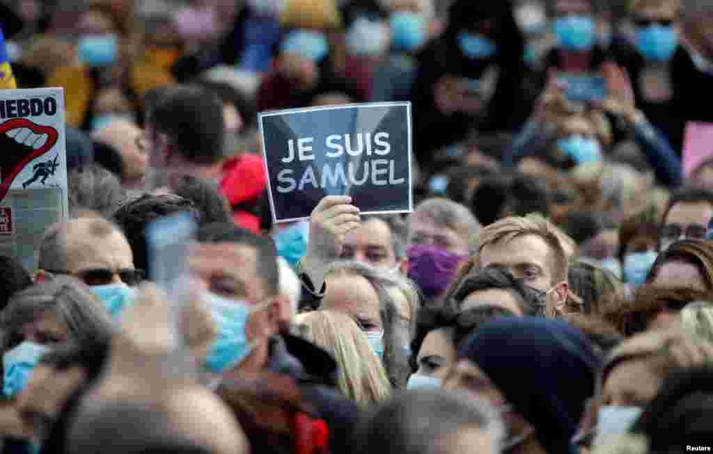 &ldquo;Unë jam Samueli&rdquo; është mbishkrimi që njëri prej pjesëmarrësve mban në duar në marshin e organizuar në Paris më 18 tetor.