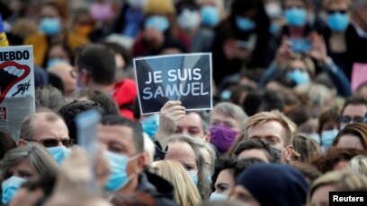 Francezët nderojnë mësuesin e vrarë