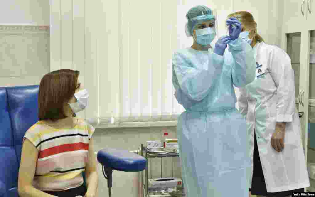Президент Республики Молдова Майя Санду вакцинируется против Covid-19 препаратом AstraZeneca, 7 мая 2021