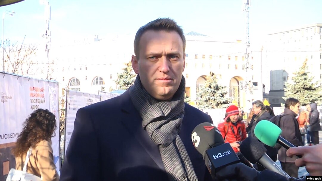 Навальний тарафдорлари шамчироқларни юрак шаклида ёқиб мухолифатчига бирдамлик изҳор қилишлари мумкин.