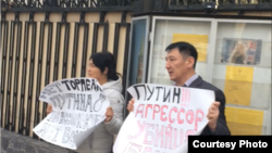 Пикет Нурлана Карымшакова и Гульзаны Имаевой