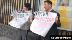 Гражданский активист Нурлан Карымшаков с женой Гульзаной Имаевой пикетируют у посольства России в Кыргызстане. Бишкек, 27 марта 2019 года. 
