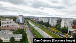 Coada de pelegrini care așteaptă să ajungă în curtea Catedralei Metropolitane din Iași depășește șase kilometri.