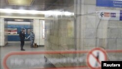 Сотрудники полиции со служебной собакой в метро Петербурга на следующий день после взрыва. 4 апреля 2017 года.