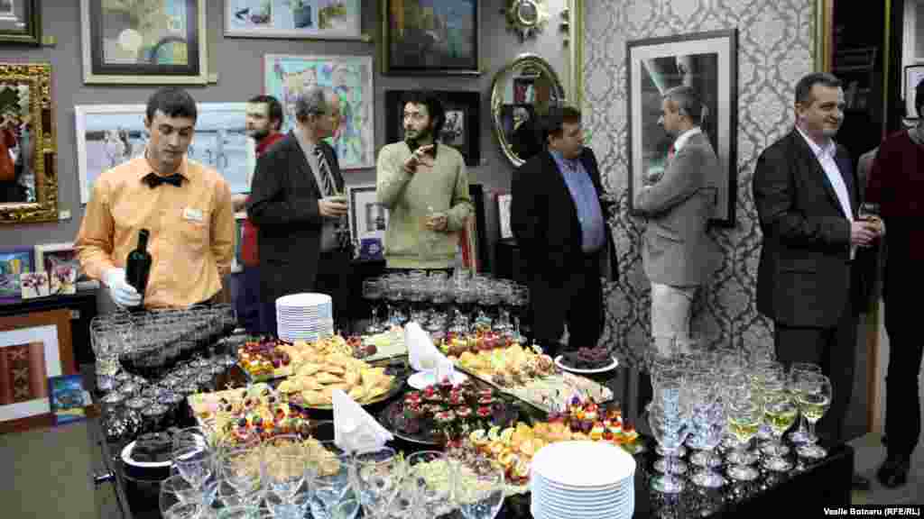 Pregătind o gustare binevenită după discursuri...