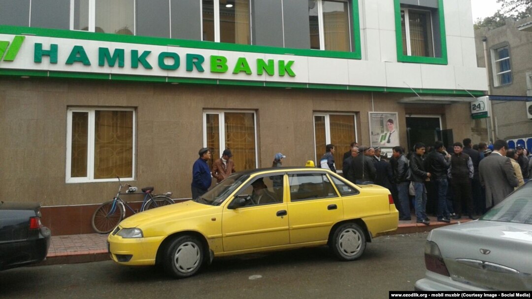 Ҳамкорбанк ва Капиталбанкда пул олиш учун айни кунларда пайдо бўлган навбатлар ҳақидаги шикоятини ўзбекистонликлар суратлар воситасида тасдиқладилар.