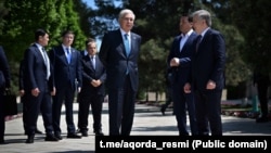 Қазақстан президенті Қасым Жомарт Тоқаев (ортада) пен Өзбекстан президенті Шавкат Мирзияев (оң жақта шетте). Бұхара, 11 сәуір, 2026 жыл. Ақорданың баспасөз қызметі таратқан фото.