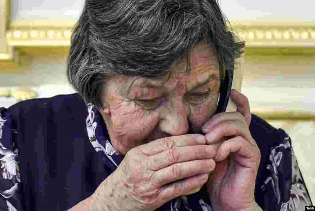 Marija Savčenko razgovara telefonom sa svojom kćerkom, Nađom Savčenko, Kijev, 19. april 2016.