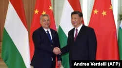 Венгрия премьер-министрі Виктор Орбан (сол жақта) Қытай президенті Си Цзиньпинмен. Пекин, 25 сәуір 2019 жыл.
