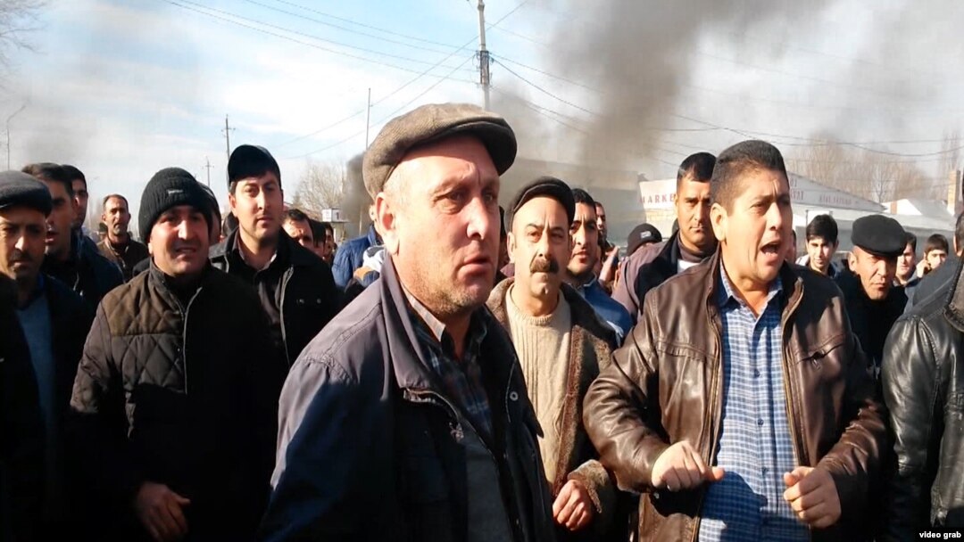 В нескольких регионах Азербайджана вспыхнули стихийные протесты. Люди вышли на улицы в Ахсу, Физули, Сиязане, в Агджабединском районе, Ленкоране. Приходят сведения о волнениях в других местах. Все это происходит на фоне финансового кризиса
