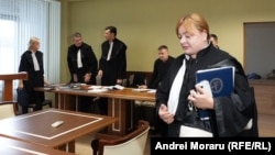 Judecătoarea Ana Cucerescu intră în sala de judecată unde este examinat dosarul lui Vladimir Plahotniuc, 11 noiembrie 2025. 