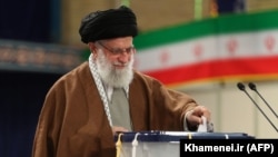 در نظام سیاسی ایران، با وجود برگزاری انتخابات، خامنه‌ای قدرت اصلی را در دست دارد