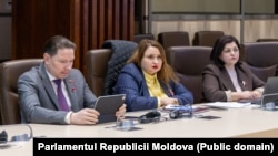 De la stânga la dreapta: membrii CSM - Sergiu Caraman și Livia Mitrofan; președinta interimară a CSJ, Stela Procopciuc, la consultările organizate de Comisia juridică a Parlamentului, 2 martie 2026