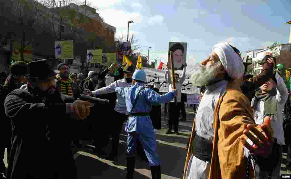 مراسم نمایشی بخشی از راهپیمایی سالانه ۲۲ بهمن است.