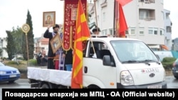 Свештеници од Повардарската епархија на МПЦ - ОА одржуваат молитва против пандемијата на коронавирус и ги прскаа улиците во Велес со света вода