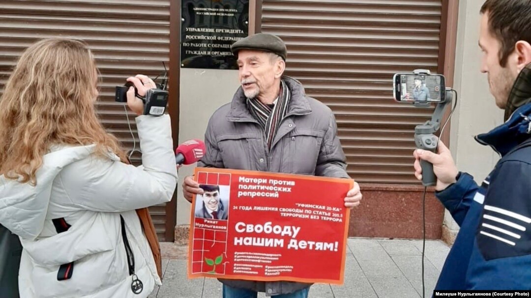Лев Пономарев сәяси тоткыннарны яклау чарасында Ринат Нурлыгаяновка ирек таләп иткән шигар тоткан, Мәскәү, 4 ноябрь 2019