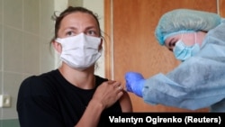 Українська легкоатлетка Марина Бех-Романчук отримує щеплення китайською вакциною CoronaVac, Київ, 30 квітня 2021 року