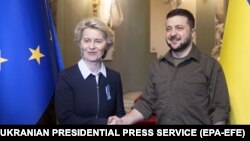 Президент України Володимир Зеленський і голова Єврокомісії Урсула фон дер Ляйєн під час її візиту до Києва, 8 квітня 2022 року