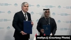 Вазири молияи Тоҷикистон Файзиддин Қаҳҳорзода (чап) ва Мудири кулли Бунёди Абузабӣ оид ба рушд Муҳаммад Сайф Ал-Сувайдӣ 