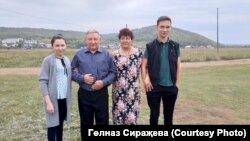 Сираҗевлар гаиләсе, сулдан уңга - Гөлназ, Галинур, Гөлсимә, Илдар