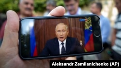 Владимир Путин выступает с телеобращением к народу о пенсионной реформе