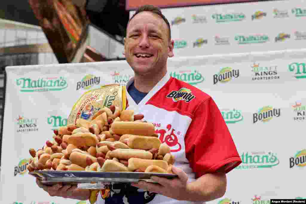 Интегрален дел од прославата е познатиот натпревар во јадење хот-дог во Њујорк.