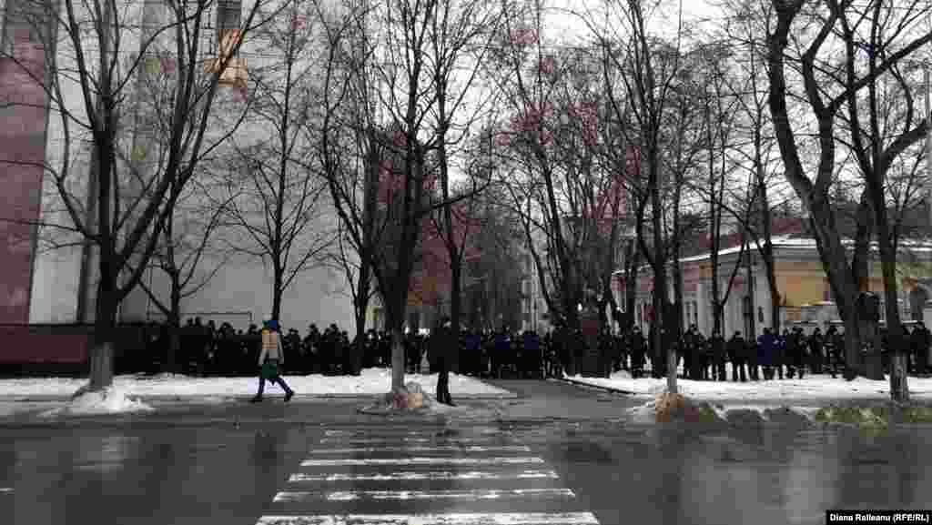 Demonstranți în fața reședinței președintelui...